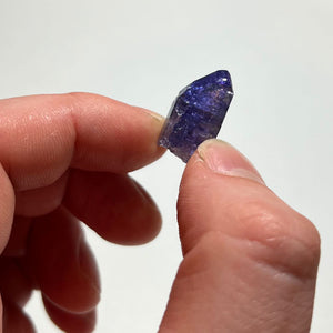 size of tanzanite in hand